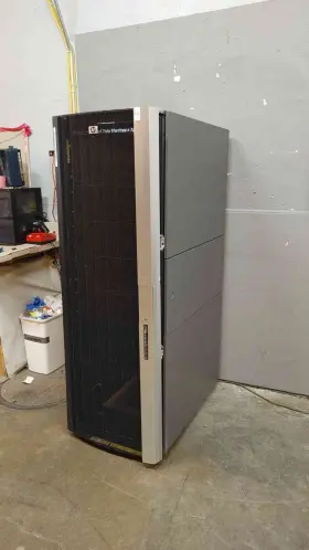 GB41040022 HP Enclosed Rolling Server Rack #2