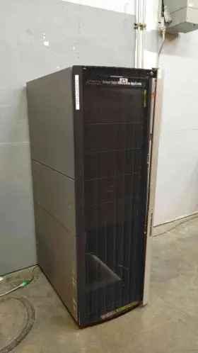 GB41040022 HP Enclosed Rolling Server Rack #3