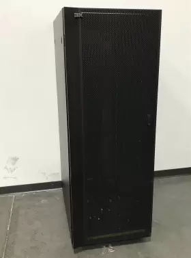 7014T00 IBM Enclosed Rolling Server Rack