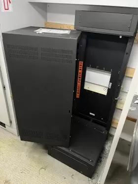 SR-24-XX MIDDLE ATLANTIC PRODUCTS Pivoting Rack Enclosure