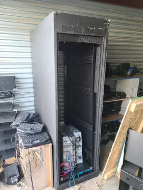 WR4442 MIDDLE ATLANTIC Rollout Rotating Server Rack