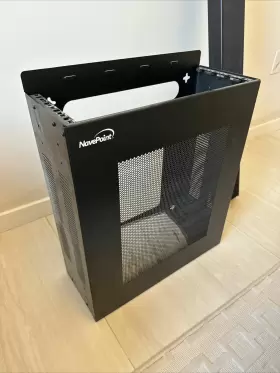 00406189 NAVEPOINT Vertical Wall Mountable Rack Mount Server