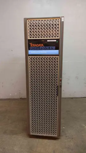 36-33253308 TERADATA Enclosed Rolling Server Rack Cabinet