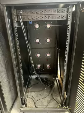SR24UBFFD TRIPP LITE Smartrack Weather Environments Enclosure
